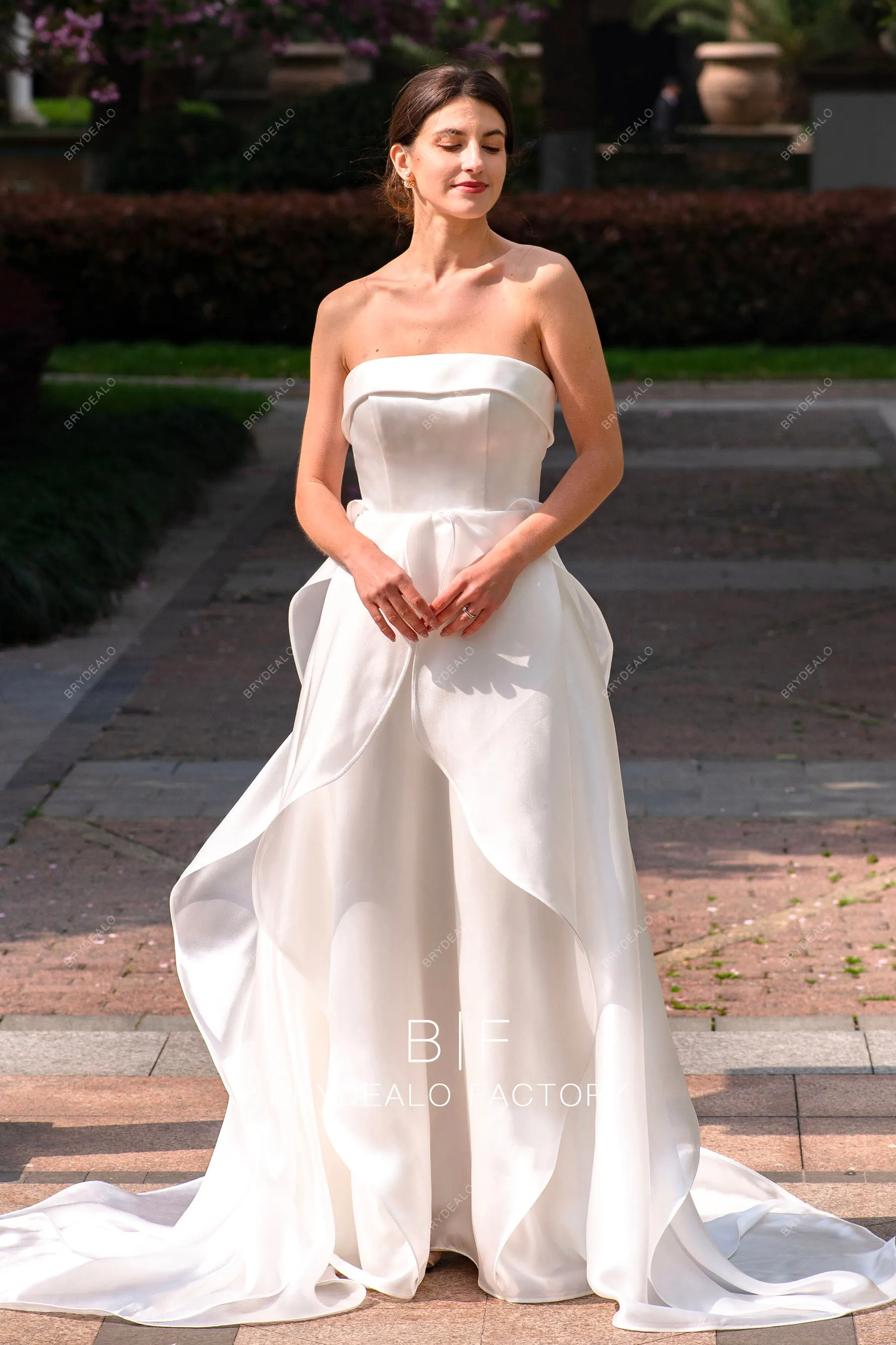 Elegant Flowing Organza Ruffled Wedding Dress with Pockets