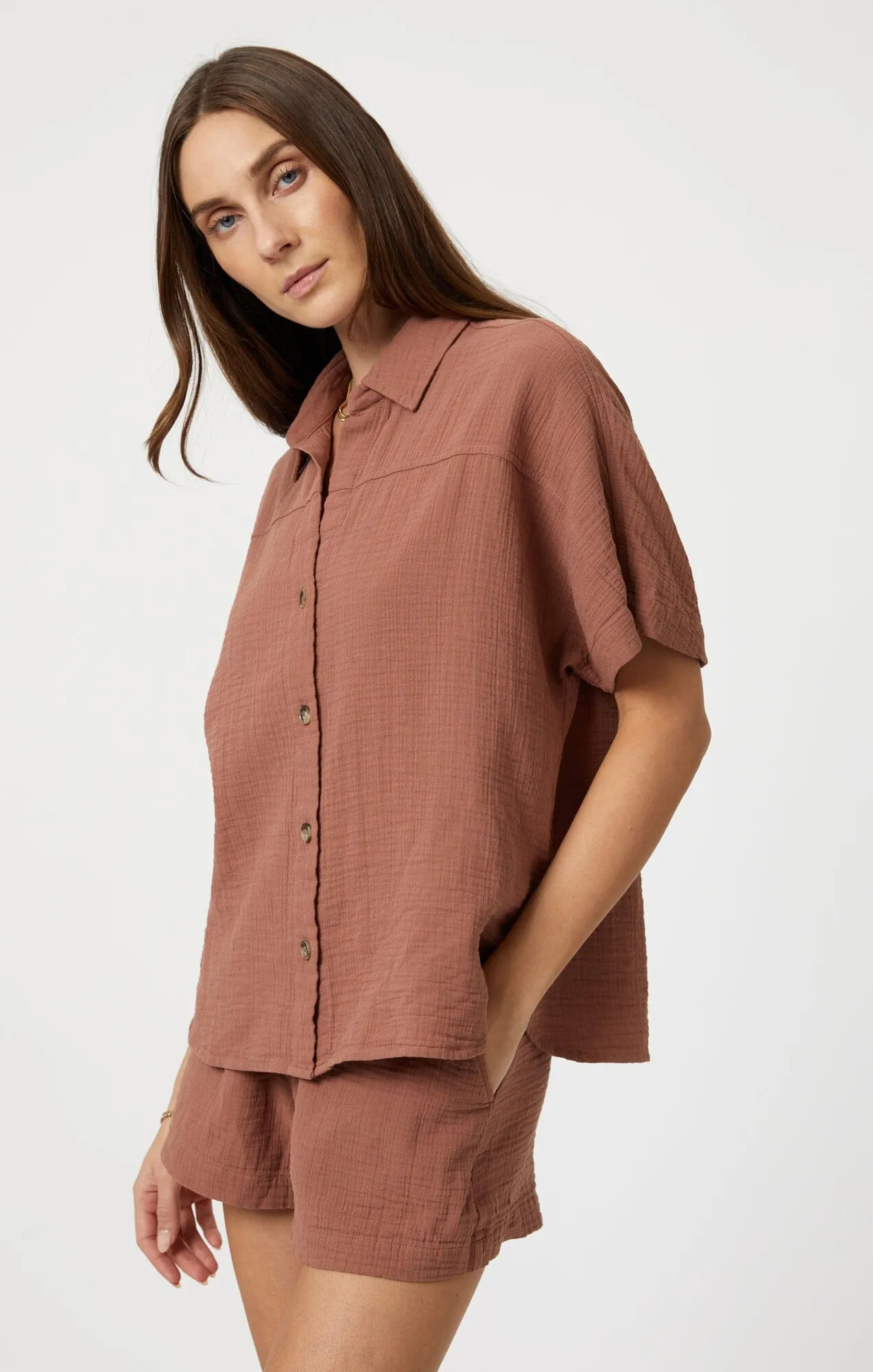 GAUZE SHORT SLEEVE SHIRT IN BROWNIE