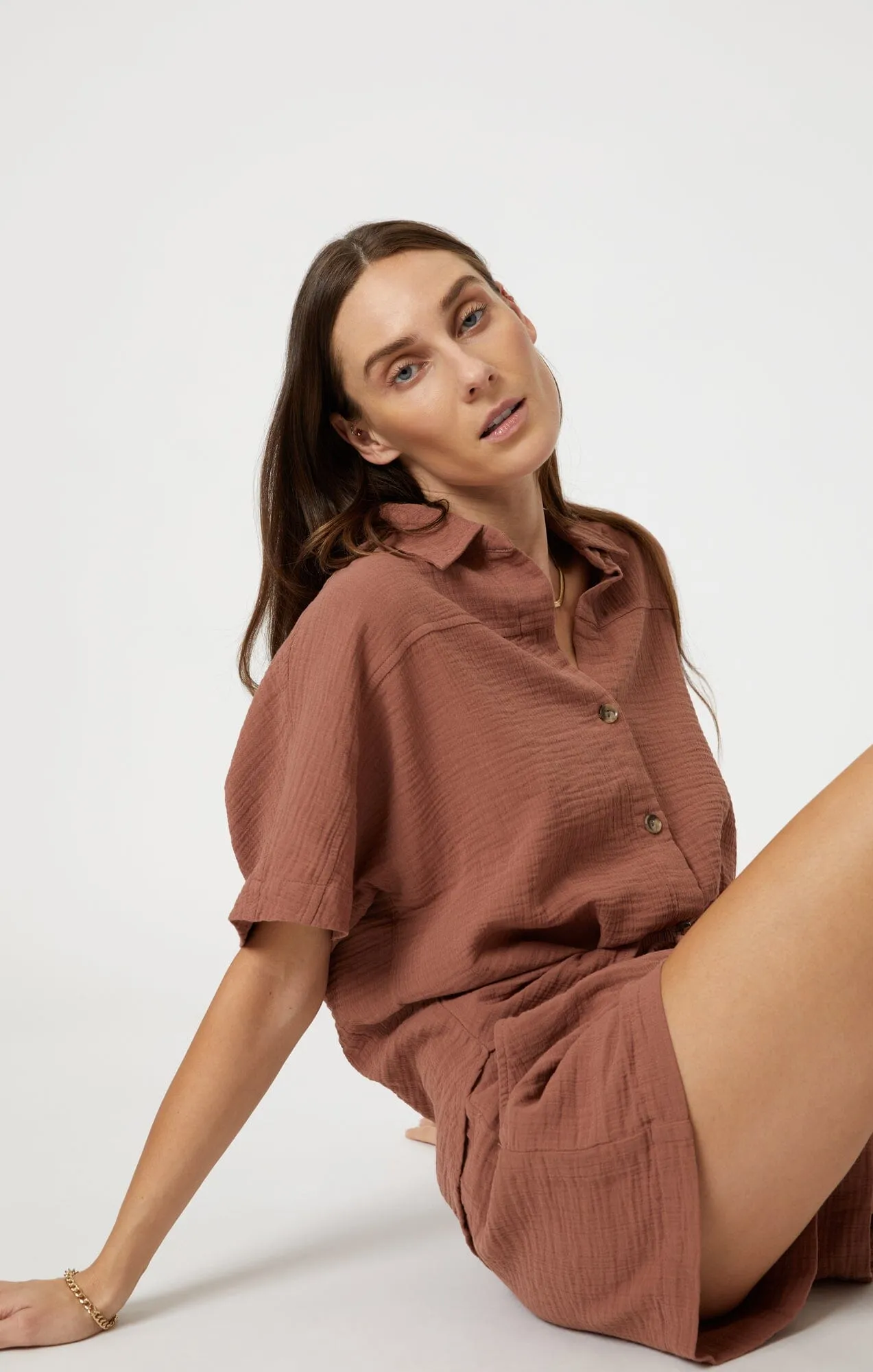 GAUZE SHORT SLEEVE SHIRT IN BROWNIE