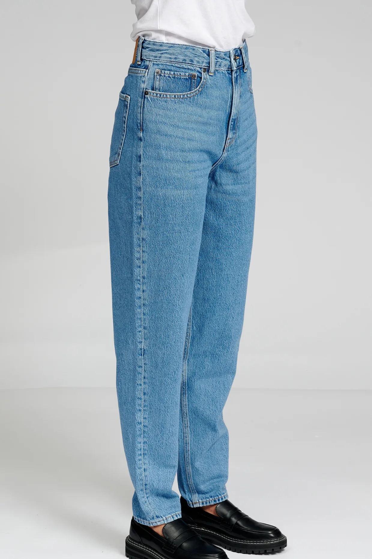 Performance Mom Jeans - Light Blue Denim